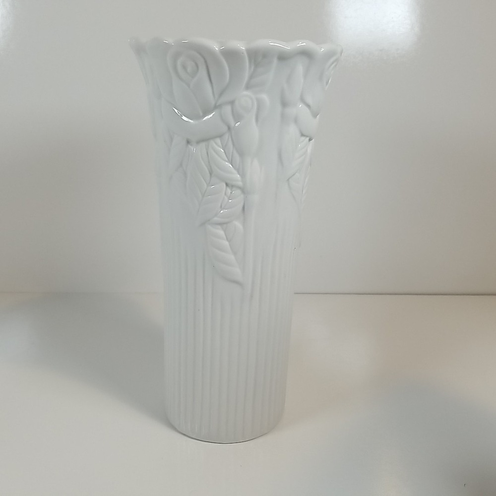 Embossed Vtg White Tulip Ceramic Floral Vase Roses 10.25" H 5" D